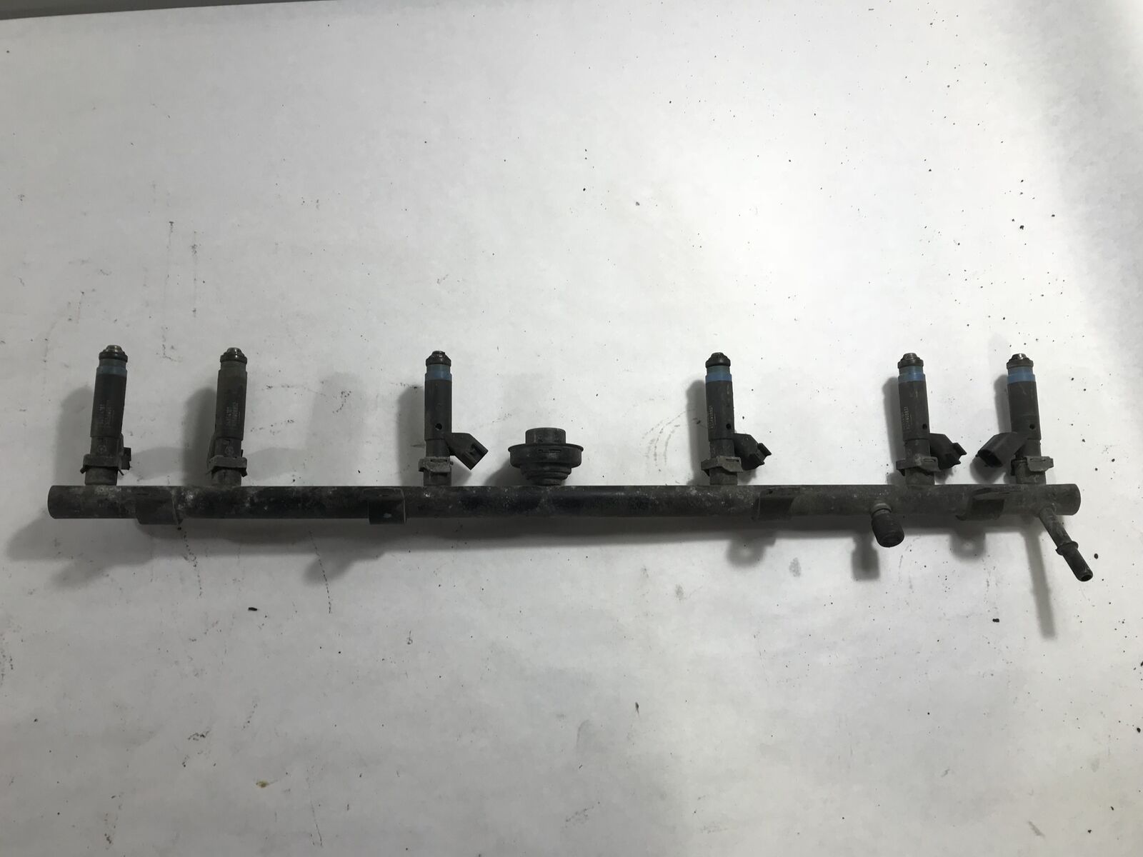 TJ XJ WJ Fuel Rail with Injectors 4.0L 6 Cylinder 05014496AC 1999-2004